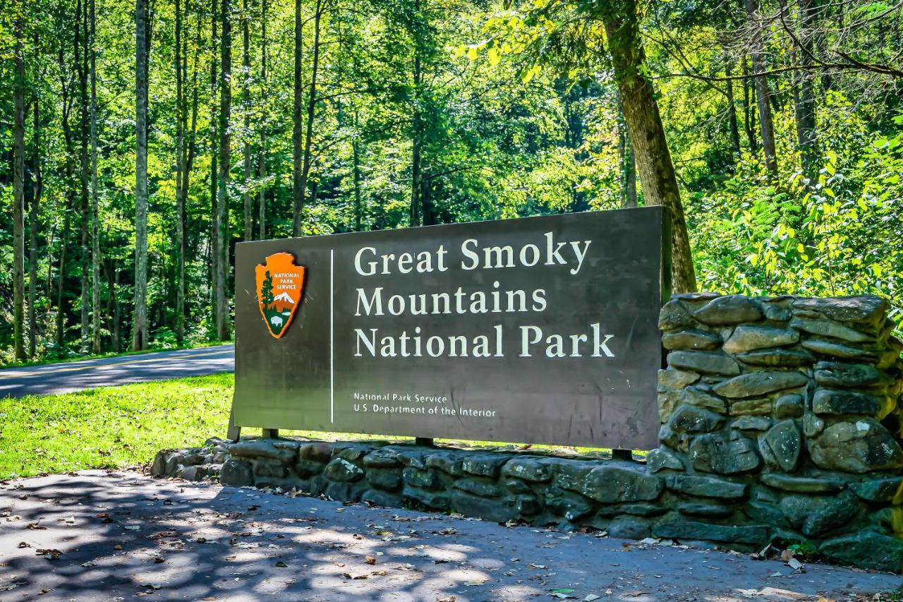 Mountains R Calling, Cozy Hideaway, King Beds, Hot-Tub, Arcade, Ev Ready Pigeon Forge Ngoại thất bức ảnh
